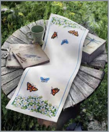 Ubrus s bílými sasankami a motýli